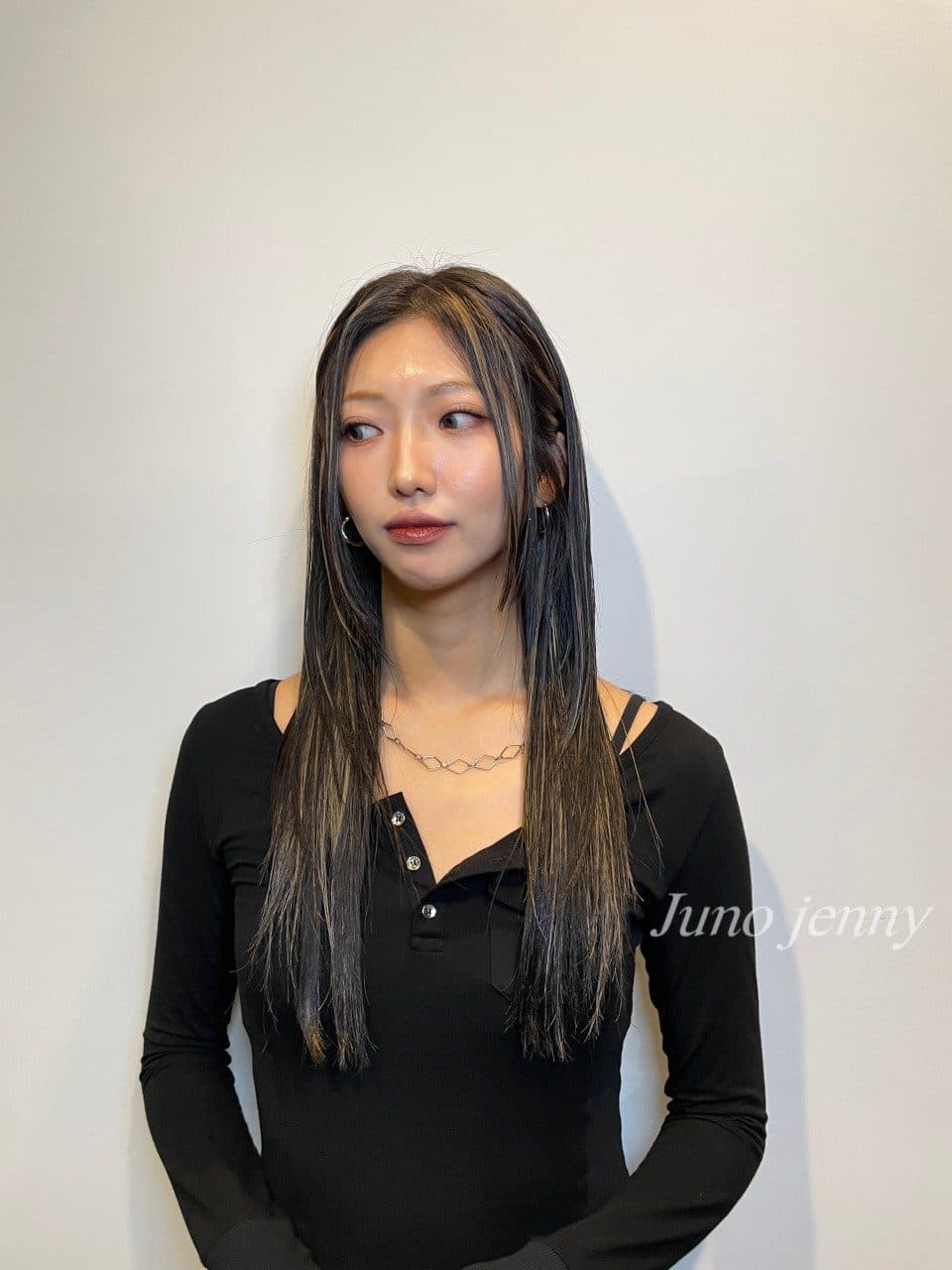 서면 준오헤어 제니 실장이 시술한 긴머리 그라데이션 염색 예시, 밝은 가닥이 어두운 뿌리로 자연스럽게 녹아드는 모습